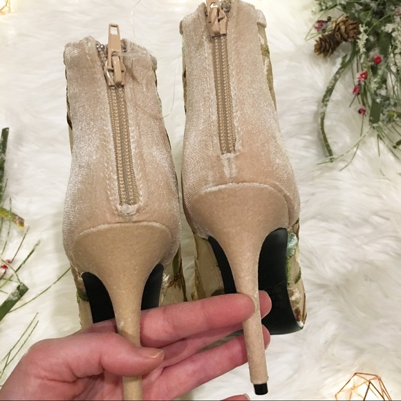Nude Embroidered Mesh Peep Toe Heels New In Box - Picture 5 of 8